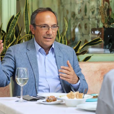 Ο Γιάννης Ιωαννίδης μιλά στην Τασούλα Καραϊσκάκη στο Γεύμα με την «Κ»
